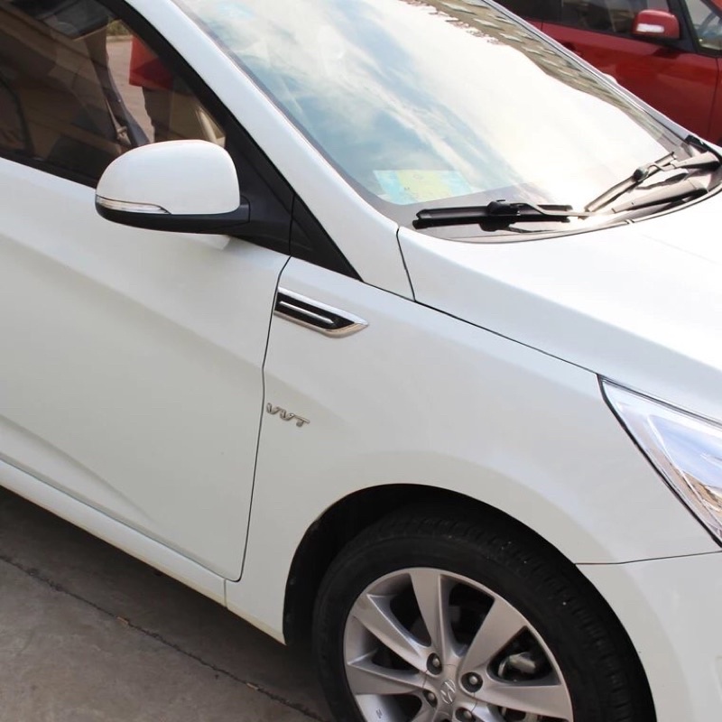 Bộ 2 miếng mang cá ô tô giả hốc gió dán trang trí sườn ô tô xe hơi kiểu dáng thể thao.