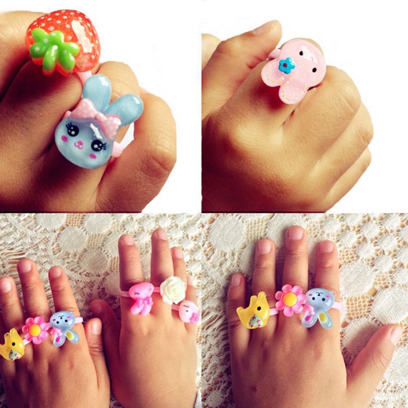 Set 50 Nhẫn Nhựa An Toàn Cho Bé Dễ Thương Co Giãn từ 3 -8 tuổi đeo vừa
