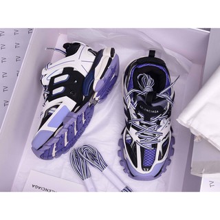 Giày thể thao màu tím phản quang