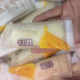 Bánh sữa chua phomai: 3.5k/cái