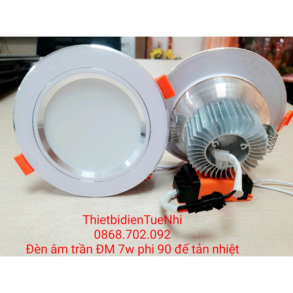 Đèn Led âm trần đổi 3 màu,7w phi 90 viền bạc, đế tản nhiệt.