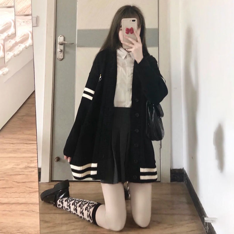 2021 autumn / winter V-collar bees embroidery Korean version of long-sleeved loose student knitted cardigan jacket three-piece set