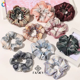 Cột tóc srunchies caro cá tính