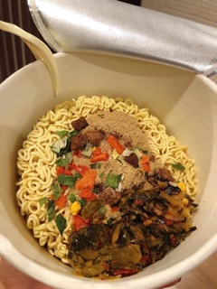 Mì bò hộp dưa chua