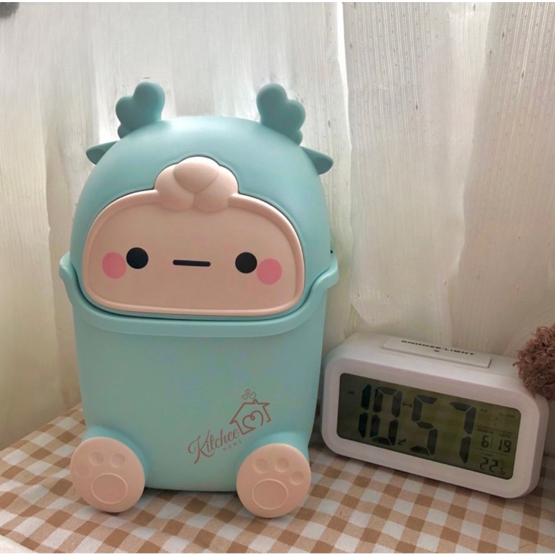 Thùng Rác Mini Để Bàn Nắp Lật Hình Dáng Đáng Yêu Với 4 Màu Hồng, Xanh, Cam, Xanh Than