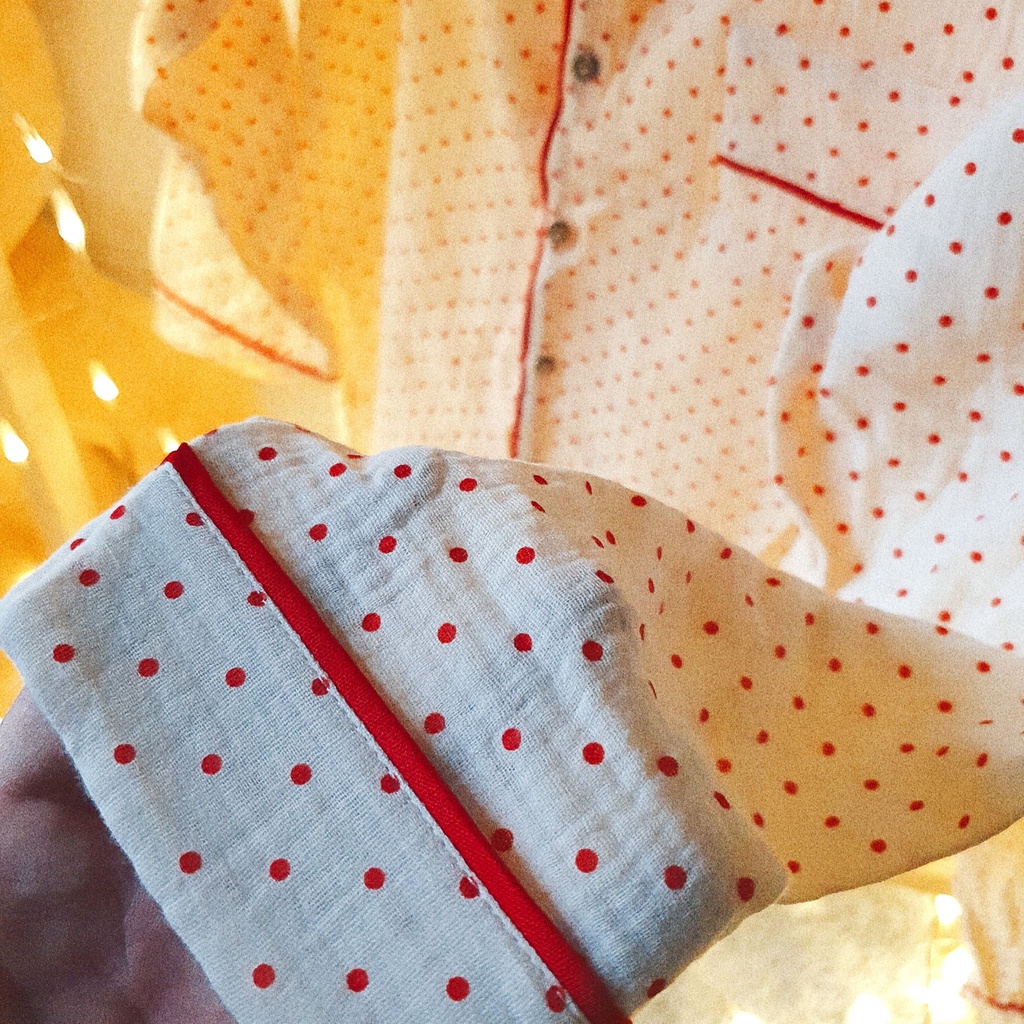 Pyjama mặc nhà xô muslin họa tiết bi đỏ xinh xắn