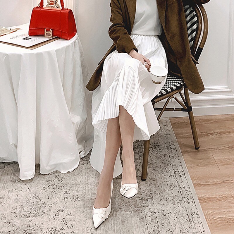 Giầy và Sục hoa trắng