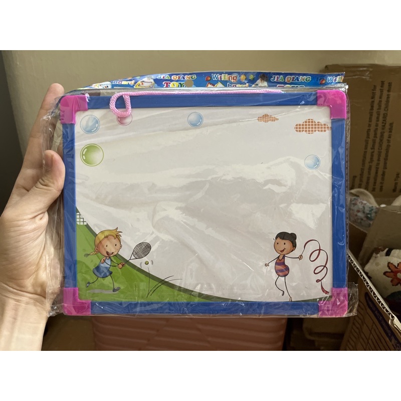 [Đồ chơi học tập] Bảng trắng kèm bút lông Subeokiss mặt sau có bảng chữ cái cho bé