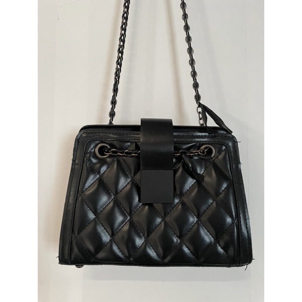 Túi xách đeo chéo đeo vai chần trám màu đen dây đan da