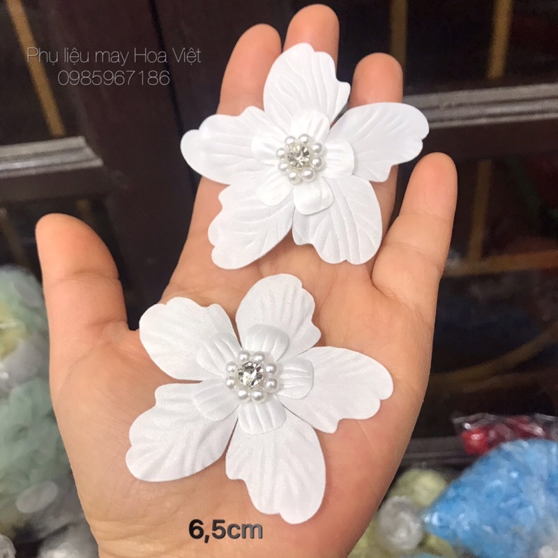 Hoa cánh lụa kết nhuỵ đá pha lê đính áo váy
