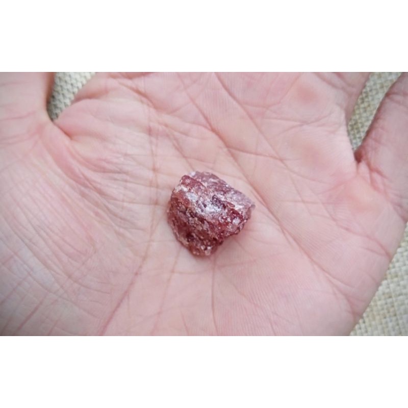 Viên đá thô Strawberry