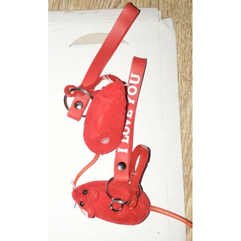 Một chiếc móc khóa bóp kêu chuột 4 trong 1 bằng nhựa rất đẹp