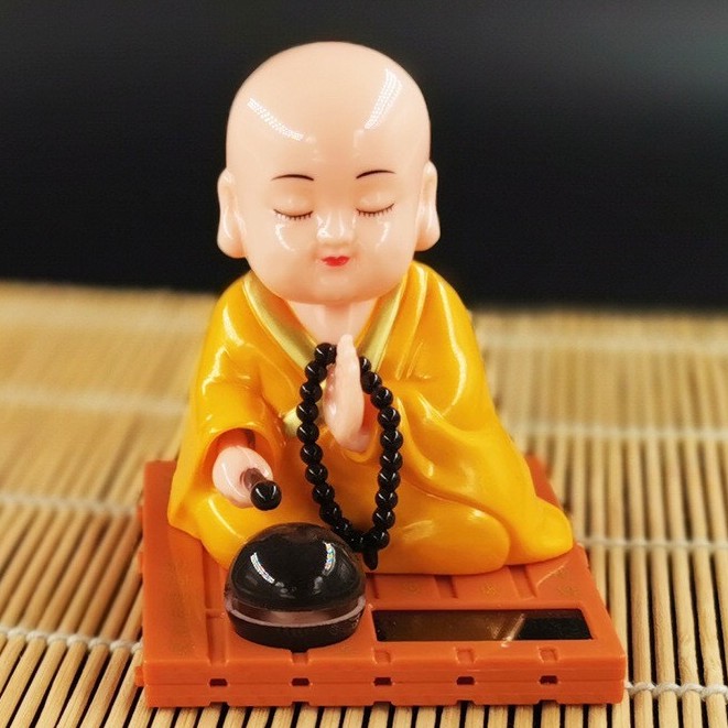 Tượng phật chú tiểu gõ mõ tụng kinh dùng pin nlmt áo cà sa vàng.