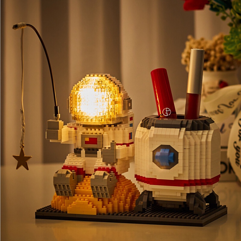 Đồ Chơi Lắp Ráp Xếp Hình Mô Hình Hộp Đựng Bút Phi Hành Gia Có Đèn Ngủ Astronaut Pen Box Model 6903 Với 1488+ PCS