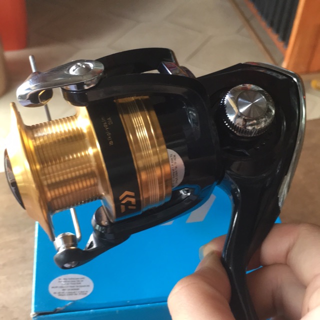 Máy câu cá daiwa strikeforce 4000-B
