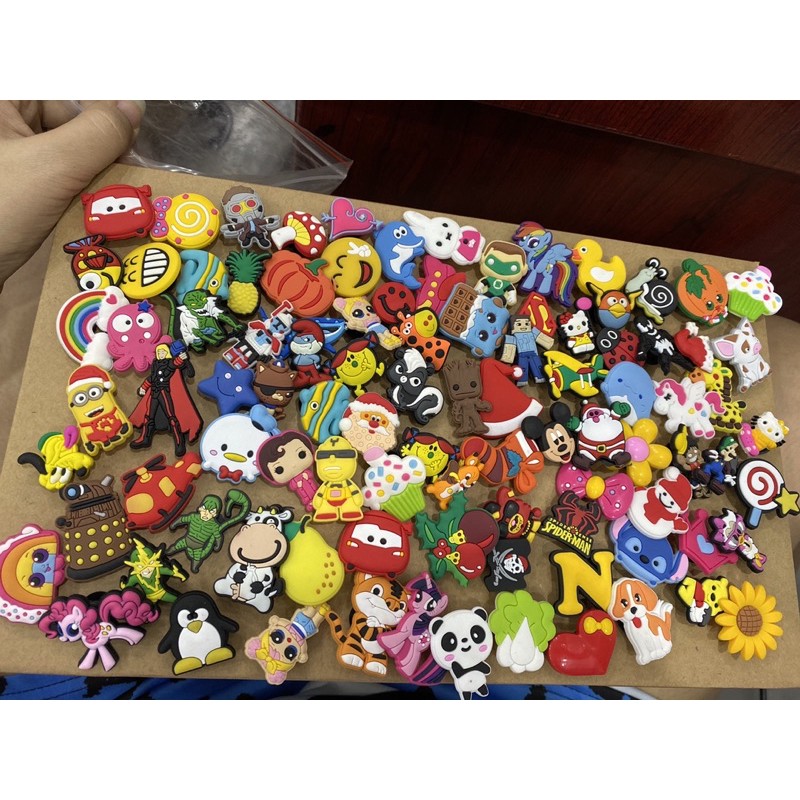 Combo 5 stick 2D + 1 lò xo + 1 tất (giao hình ngẫu nhiên)