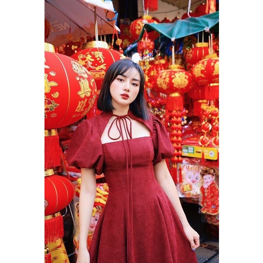 G1-đầm xoè đỏ khoét ngực, phom dài, có mút, chất lụa thái có hình sàn