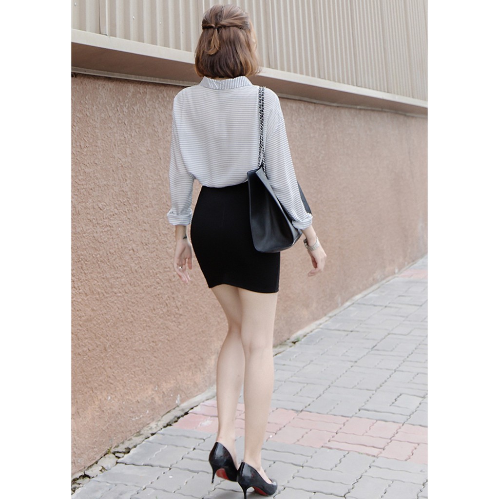 Chân váy ngắn xẻ trước sành điệu | BigBuy360 - bigbuy360.vn