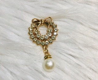 Cài áo nơ kèm hạt thả. KT 2 x 5cm