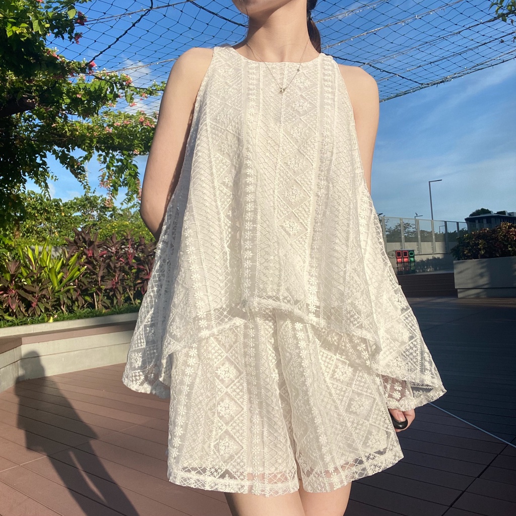 Set bộ áo sát nách dáng đuôi cá và quần sooc phối ren trẻ trung điệu đà