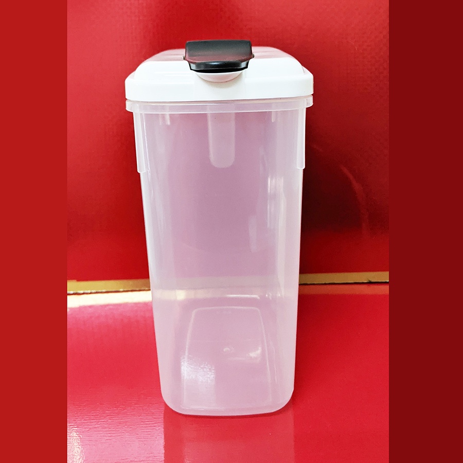 Bình nước nhựa trong 2L1 có nút ấn mở rót nước, quai cầm. Sx tại Nhật. 20X9,7cm cao 20cm. d007