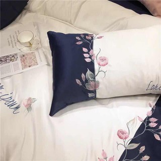 Set ga gối lụa thêu hoa hồng.