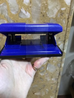 Máy bấm 2 lỗ Eagle 837