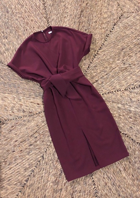 Váy màu đỏ Bungary cuốn eo