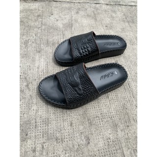 Dép quai da bò dập Vân cá sấu đen T1