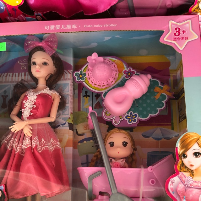 Búp bê đẩy em bé