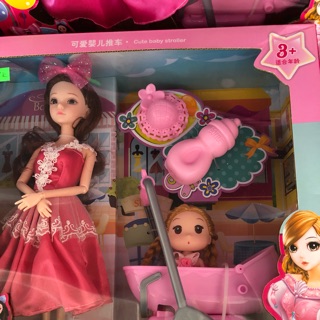 Búp bê đẩy em bé