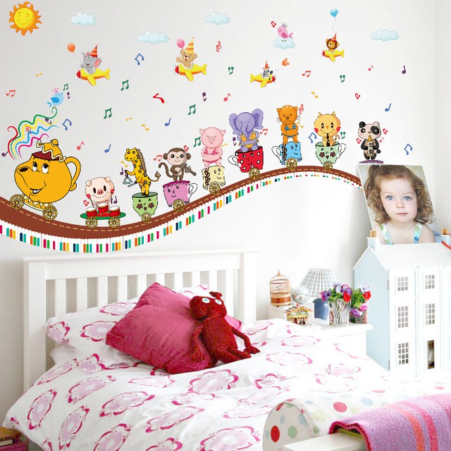 Tranh decal, decal dán tường trang trí phòng cho bé động vật đi trên xe cốc âm nhạc TE55