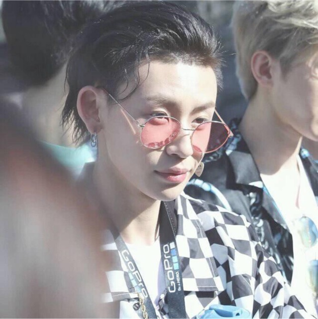 Kính màu đi biển nhỏ xinh