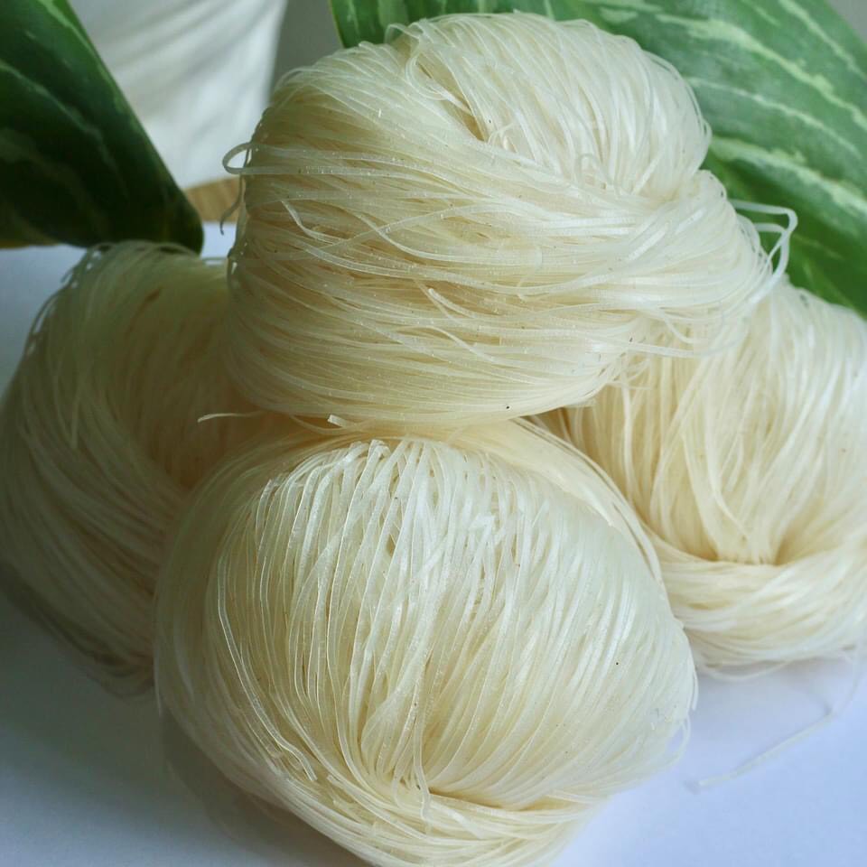 Combo Nguyên Liệu Phở Khô Gia Lai - 1kg Bánh phở - 330gr Tương đen - 150gr Sa tế tỏi ớt | BigBuy360 - bigbuy360.vn