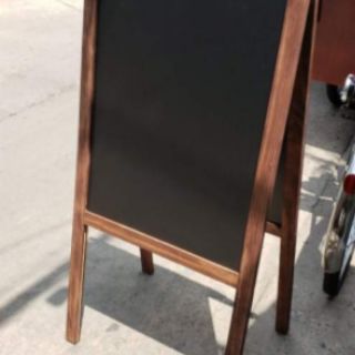 Bảng đen menu viết phấn 60x110(bảng liền chân 1 mặt 3 chân)