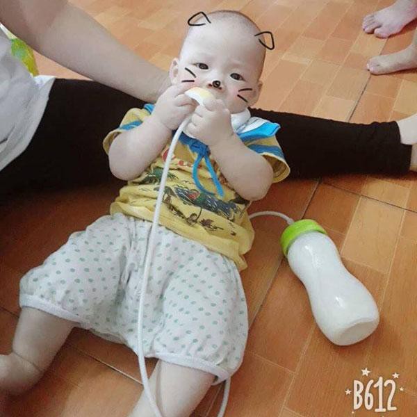 Bình sữa rảnh tay cho bé/ Bình sữa rảnh tay cho mẹ gồm 1 tay cầm, núm ti, cọ rửa ống