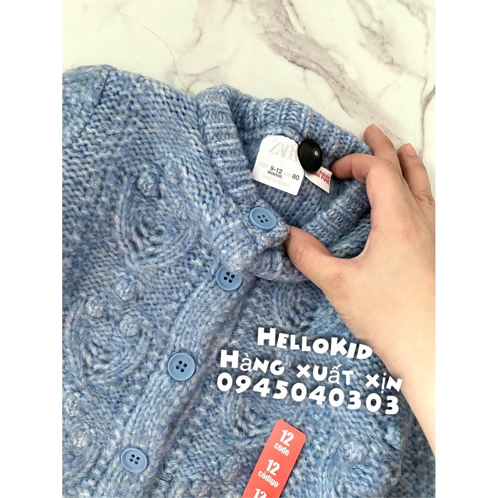 Áo khoác cardigan xanh dịu dính tròn nổi bé gái
