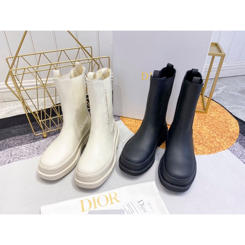 Giày bốt nữ Dior thiết kế đơn giản bên trong da bò bên ngoài da mềm mị với logo thương hiệu đế nguyên bản.