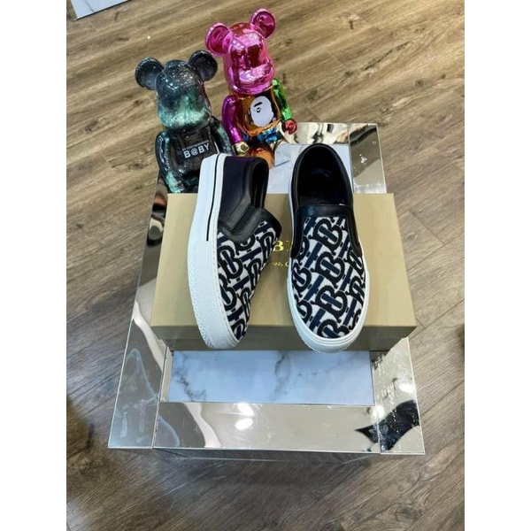 Giày slipon burberry trắng đen