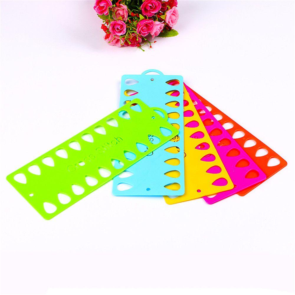 Giá Đỡ Cuộn Chỉ Bằng Nhựa Tiện Dụng