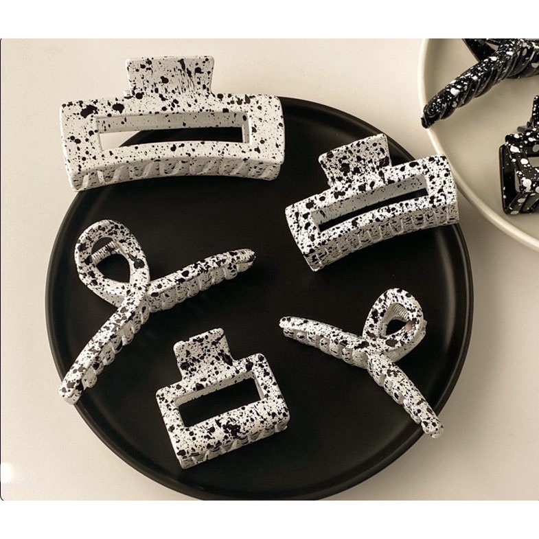 Kẹp tóc càng cua đốm trắng đen hình học hot thời trang K130