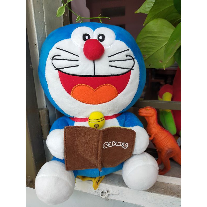 Gấu bông Doreamon đọc sách size 30cm, mới 99%🥰🥰🥰