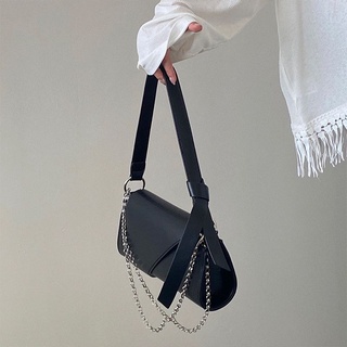 Túi đeo chéo màu đen basic phối đồ dễ dàng