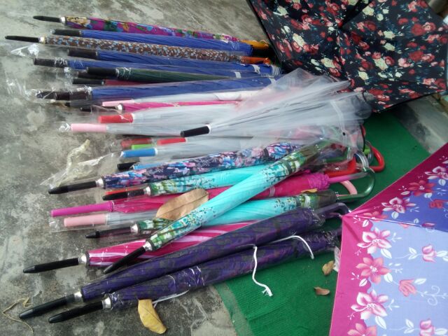 Ô dù màu sắc cán dài