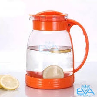 Bình Ca thủy tinh rót nước