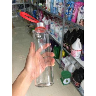 Bình thuỷ tinh đựng nước .