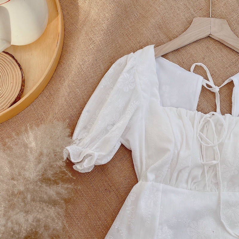 Đầm cổ vuông tay phồng họa tiết hoa thêu hở lưng phối tầng tôn dáng