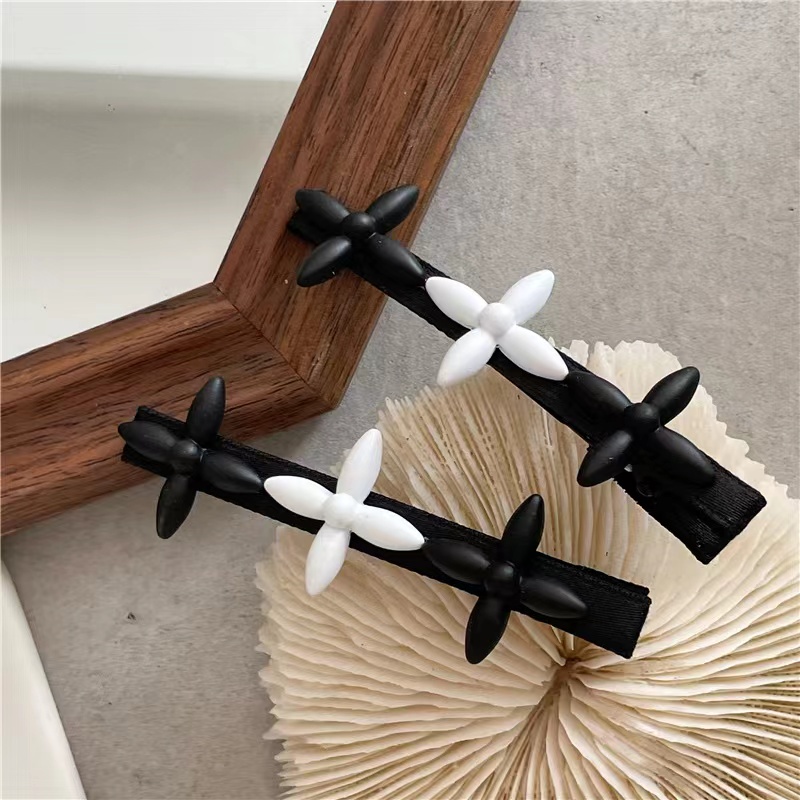 Kẹp Tóc Hình Ngôi Sao Bốn Cánh Màu Đen Và Trắng Thiết Kế Mới Thời Trang Đường Phố Hàn Quốc Dành Cho Bạn Nữ