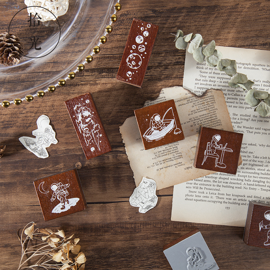 Con dấu in hình phi hành gia chất liệu gỗ sáng tạo
