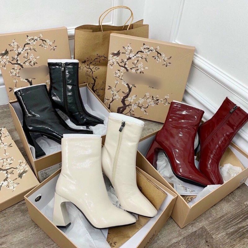Boots thấp cổ da bóng gót vát cong đỏ kem đen